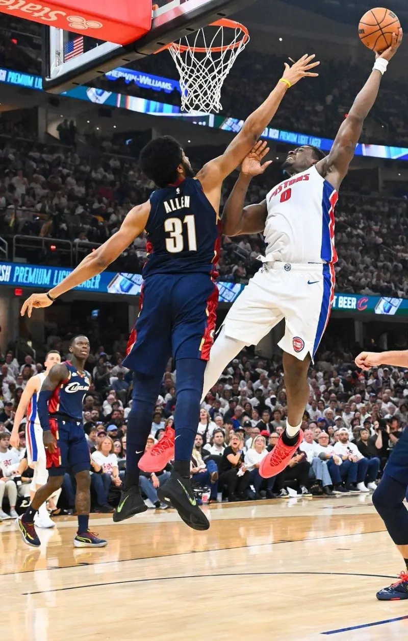 乐鱼体育APP-举火烧天！NBA官方晒杜伦单臂隔扣阿伦的定格画面